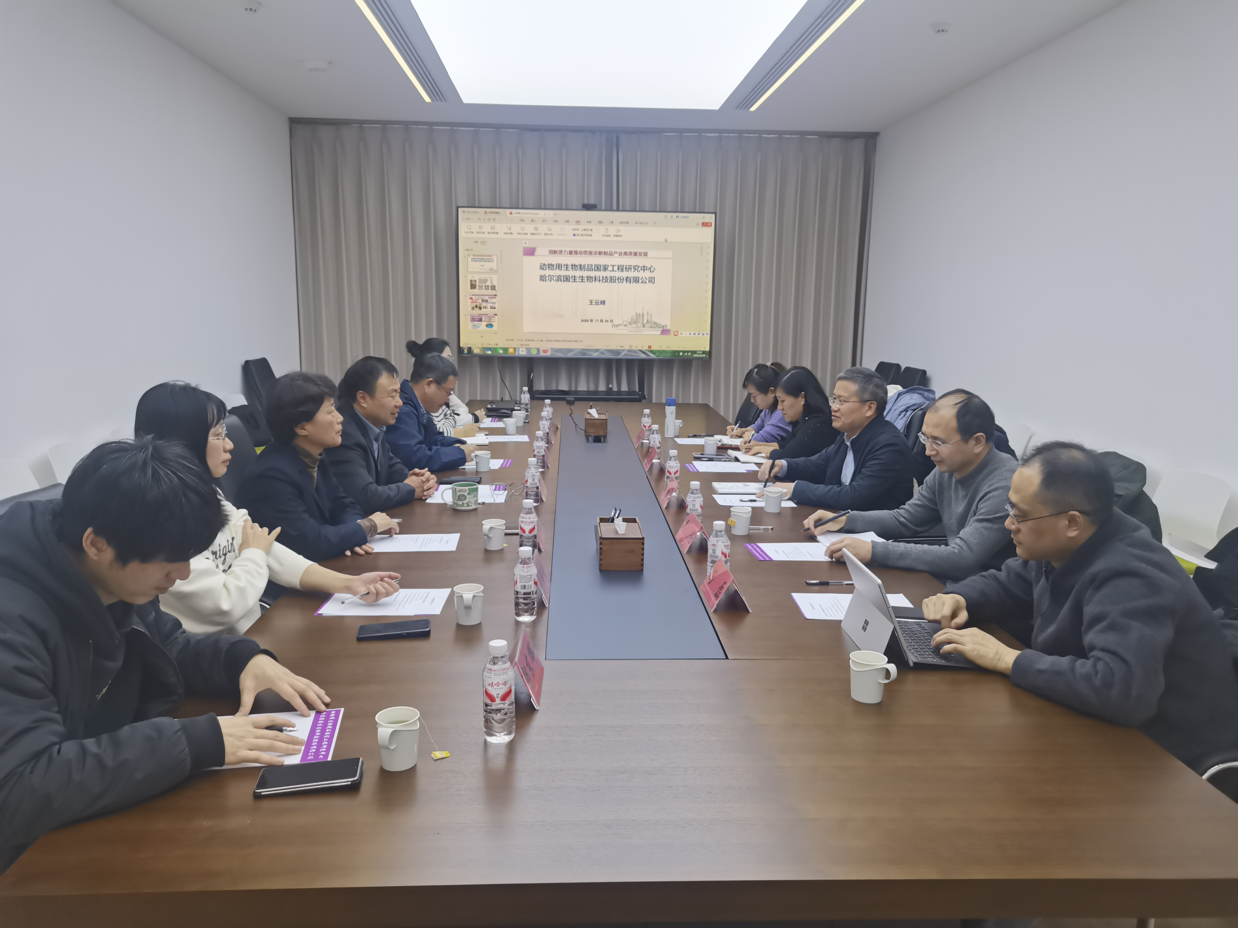 江蘇省農(nóng)業(yè)科學(xué)院動(dòng)物免疫工程研究所 所長(zhǎng)、黨總支書(shū)記趙永前一行到公司座談交流